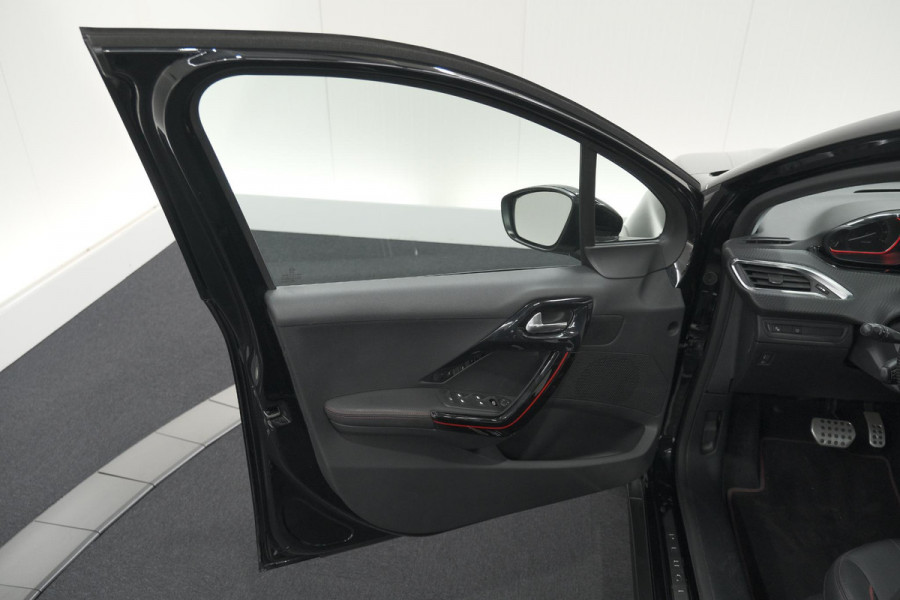 Peugeot 2008 PureTech 110 EAT6 GT Line | Trekhaak | Camera | Panoramadak | Allseason Banden