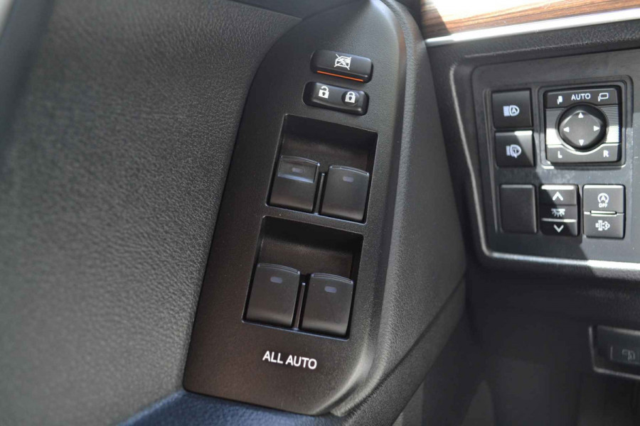 Toyota Land Cruiser 150 2.8 D-4D-F Professional Black line Window Van