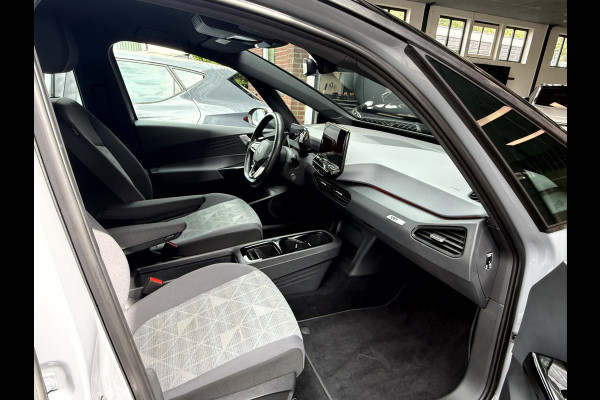 Volkswagen ID.3 First 58 kWh SOH 92.8%, Trekhaak, Stoel/Stuurverwarming, Sfeerverlichting