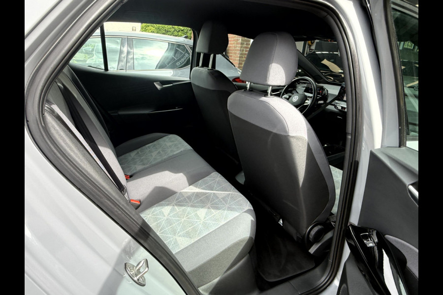 Volkswagen ID.3 First 58 kWh SOH 92.8%, Trekhaak, Stoel/Stuurverwarming, Sfeerverlichting