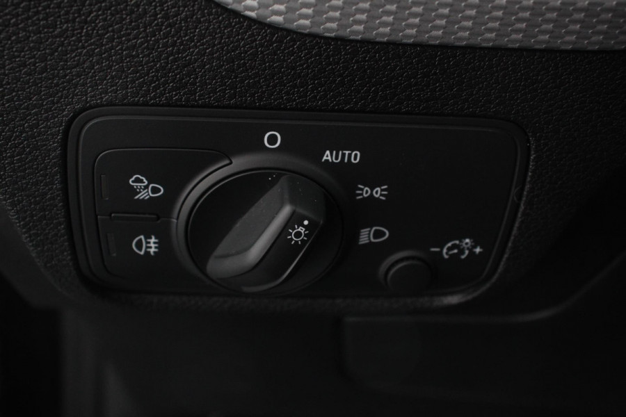 Audi Q2 35 TFSI 150pk S-Tronic Prestige Navigatie Apple Carplay/Android Auto Camera Parkeersensoren Adaptive Cruise Control Stoelverwarming Climate Control Lichtmetalen velgen