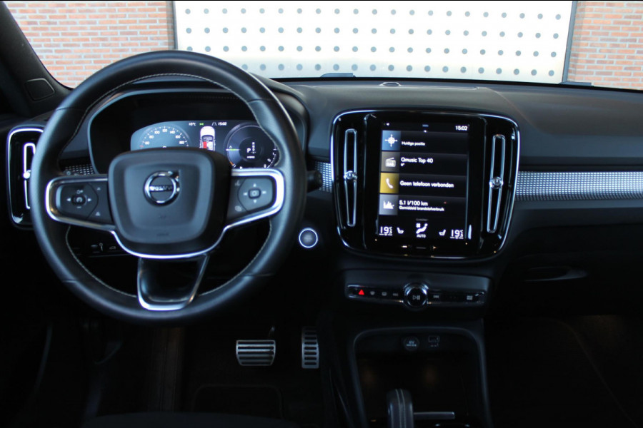 Volvo XC40 T5 262PK Automaat Recharge R-Design Navigatie / Apple Carplay / DAB+ / Road Sign Information / Parkeersensoren voor en achter / Cruise Control(Verhuurd)