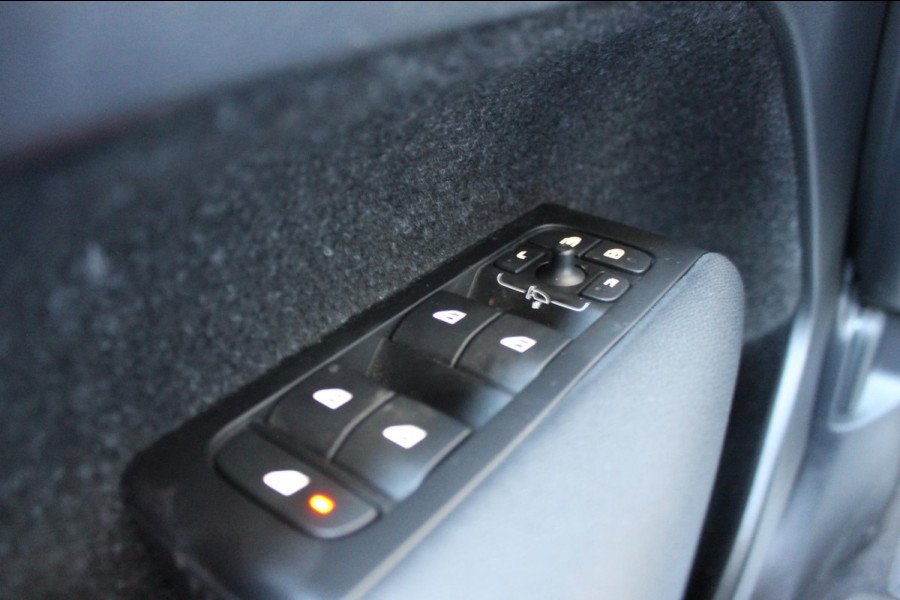 Volvo XC40 T5 262PK Automaat Recharge R-Design Navigatie / Apple Carplay / DAB+ / Road Sign Information / Parkeersensoren voor en achter / Cruise Control(Verhuurd)