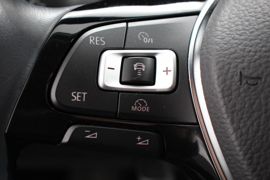 Volkswagen Polo 1.0 TSI 110 pk DSG Highline Navigatie Apple Carplay/Android Auto  Parkeersensoren  Adaptive Cruise Control  Afneembare trekhaak  Getinte ramen  Stoelverwarming  Climatronic