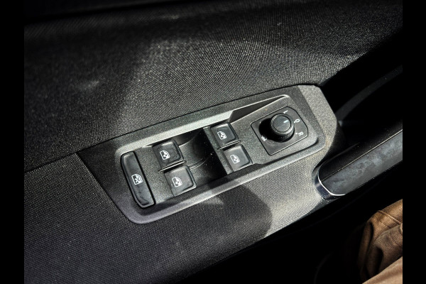 Volkswagen Touran 1.5 TSI Comfortline Business 7p Clima_ACC_Nieuw velgen en banden