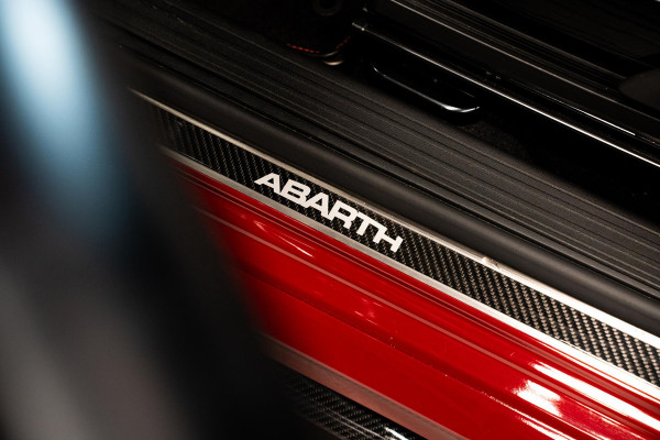 Abarth 695 Biposto  *O.Z. Lichtmetalen velgen / Akrapovic / Carbon in-exterieur / Sportstoelen / Brembo-Remmen*