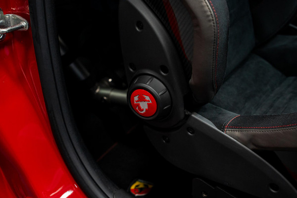 Abarth 695 Biposto  *O.Z. Lichtmetalen velgen / Akrapovic / Carbon in-exterieur / Sportstoelen / Brembo-Remmen*