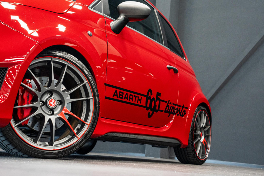 Abarth 695 Biposto  *O.Z. Lichtmetalen velgen / Akrapovic / Carbon in-exterieur / Sportstoelen / Brembo-Remmen*