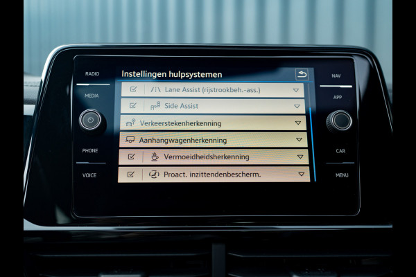Volkswagen T-Roc 1.5 TSI R-Line Business+ | Panodak | Trekhaak afnb. | IQ Light | Side Assist | Keyless | Camera | Prijs Rijklaar!!