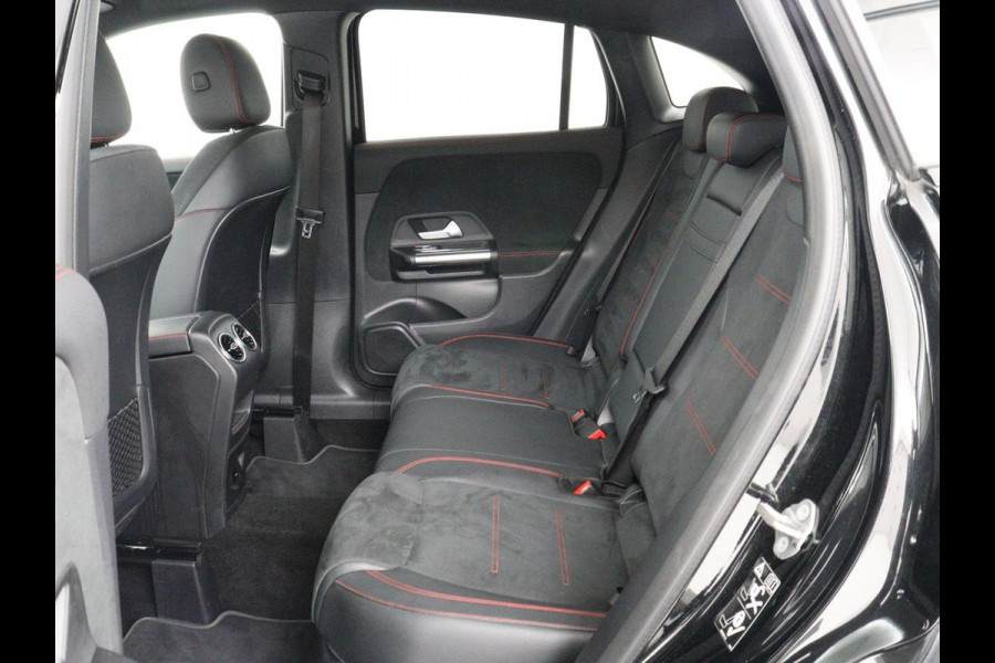 Mercedes-Benz GLA 250e AMG Night | SOH 90% | Adaptive cruise | Stoelverwarming | Camera | Half leder | Park Assist | Leder/Alcantara | Widescreen | Sfeerverlichting | Climate control | PHEV | Plug In