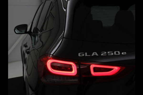 Mercedes-Benz GLA 250e AMG Night | SOH 90% | Adaptive cruise | Stoelverwarming | Camera | Half leder | Park Assist | Leder/Alcantara | Widescreen | Sfeerverlichting | Climate control | PHEV | Plug In