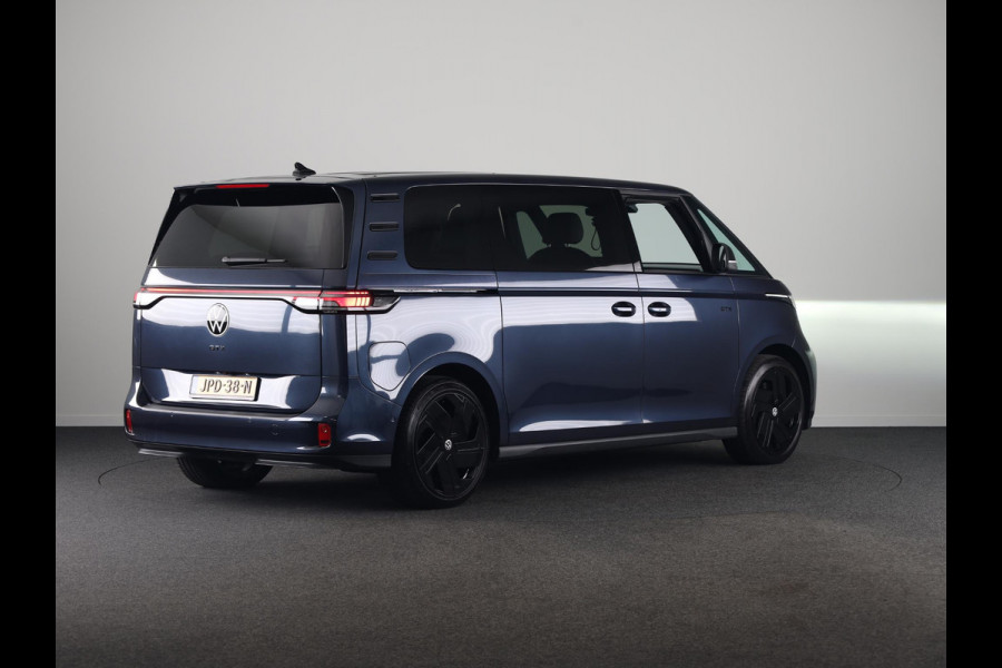 Volkswagen ID. Buzz GTX 4MOTION 86 kWh LWB 7p. 340 pk | SoH 100% | Verlengde garantie | Navigatie | Trekhaak (wegklapbaar) | Parkeersensoren (Park assist) | Achteruitrijcamera | Stoelverwarming v/a |