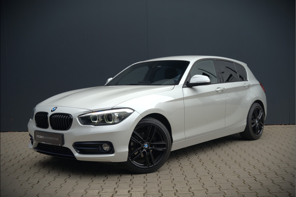 BMW 1-serie 118i Sport Line Edition | Stoelverwarming | Cruise Control | Parkeersensoren | Navigatie | Groot Scherm | Digitale Tellers | Automaat | Keyless | Trekhaak | LED