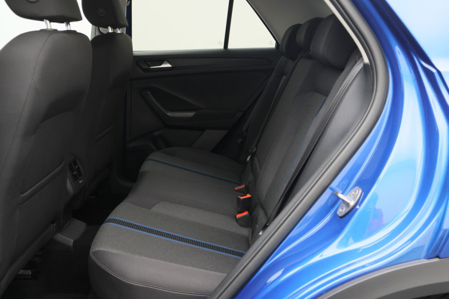 Volkswagen T-Roc 1.5 TSI Sport Virtual Cockpit, Cruise, Apple Carplay, Verwarmde Stoelen, Trekhaak, 17''