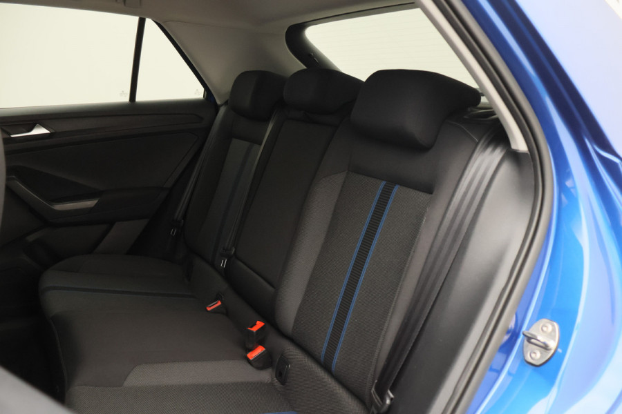Volkswagen T-Roc 1.5 TSI Sport Virtual Cockpit, Cruise, Apple Carplay, Verwarmde Stoelen, Trekhaak, 17''