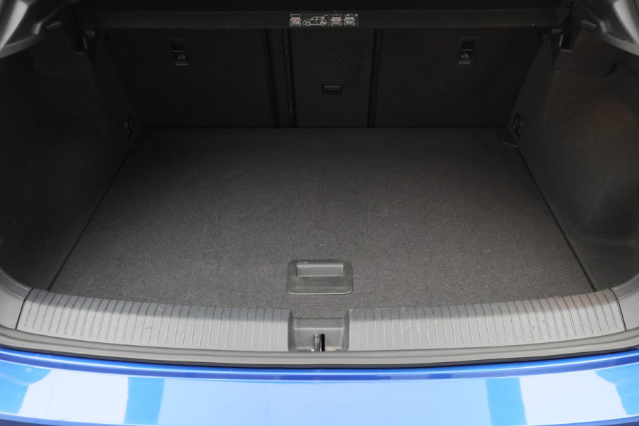 Volkswagen T-Roc 1.5 TSI Sport Virtual Cockpit, Cruise, Apple Carplay, Verwarmde Stoelen, Trekhaak, 17''