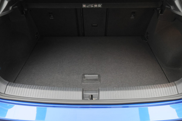 Volkswagen T-Roc 1.5 TSI Sport Virtual Cockpit, Cruise, Apple Carplay, Verwarmde Stoelen, Trekhaak, 17''