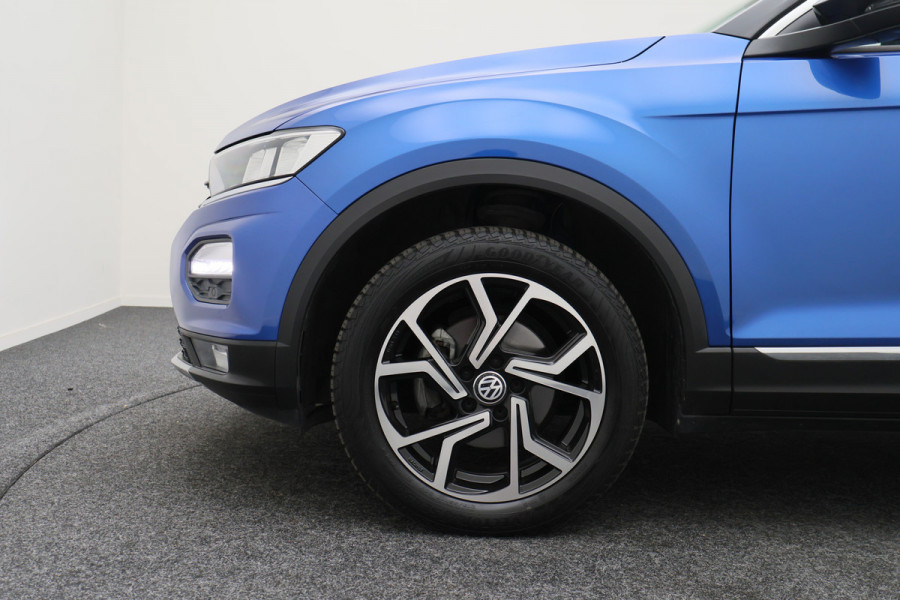 Volkswagen T-Roc 1.5 TSI Sport Virtual Cockpit, Cruise, Apple Carplay, Verwarmde Stoelen, Trekhaak, 17''