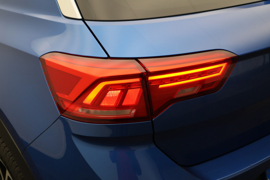 Volkswagen T-Roc 1.5 TSI Sport Virtual Cockpit, Cruise, Apple Carplay, Verwarmde Stoelen, Trekhaak, 17''