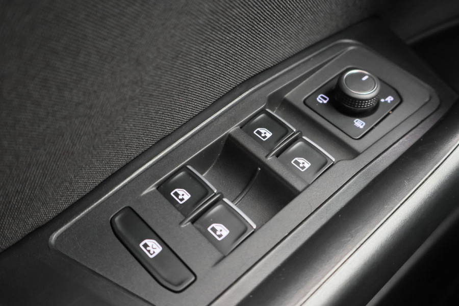 Volkswagen T-Roc 1.5 TSI Sport Virtual Cockpit, Cruise, Apple Carplay, Verwarmde Stoelen, Trekhaak, 17''
