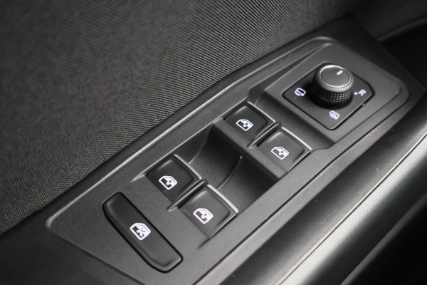 Volkswagen T-Roc 1.5 TSI Sport Virtual Cockpit, Cruise, Apple Carplay, Verwarmde Stoelen, Trekhaak, 17''