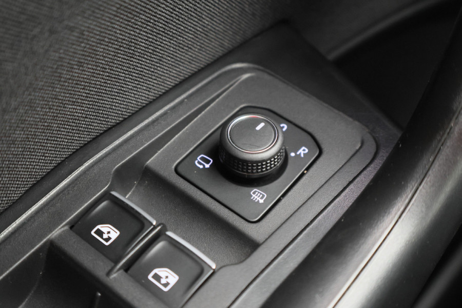 Volkswagen T-Roc 1.5 TSI Sport Virtual Cockpit, Cruise, Apple Carplay, Verwarmde Stoelen, Trekhaak, 17''
