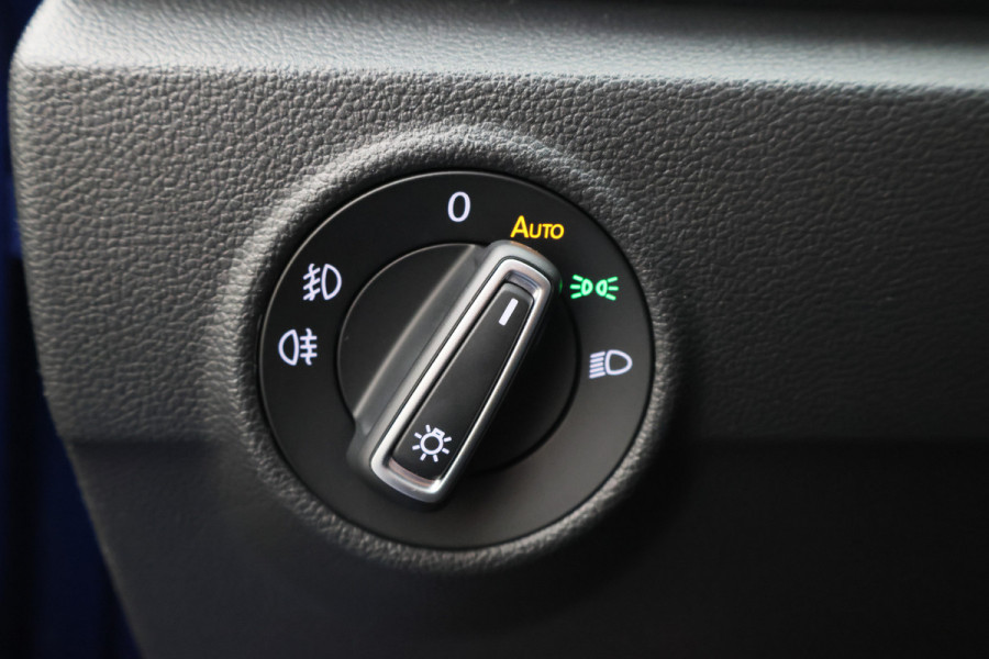 Volkswagen T-Roc 1.5 TSI Sport Virtual Cockpit, Cruise, Apple Carplay, Verwarmde Stoelen, Trekhaak, 17''