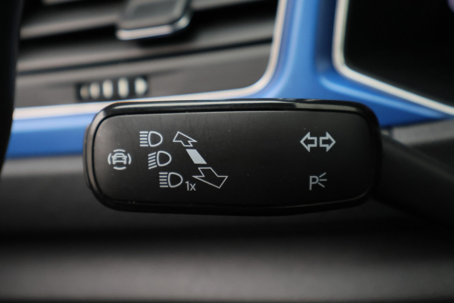 Volkswagen T-Roc 1.5 TSI Sport Virtual Cockpit, Cruise, Apple Carplay, Verwarmde Stoelen, Trekhaak, 17''