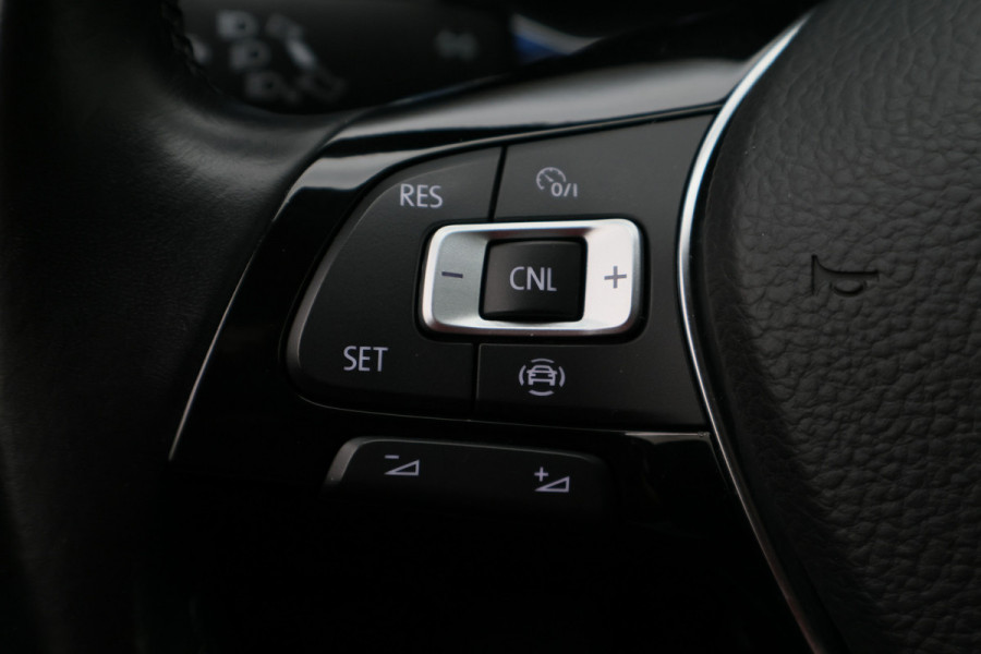 Volkswagen T-Roc 1.5 TSI Sport Virtual Cockpit, Cruise, Apple Carplay, Verwarmde Stoelen, Trekhaak, 17''