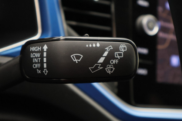 Volkswagen T-Roc 1.5 TSI Sport Virtual Cockpit, Cruise, Apple Carplay, Verwarmde Stoelen, Trekhaak, 17''