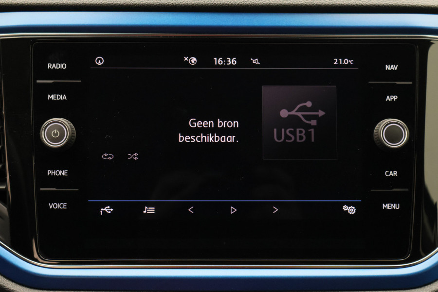 Volkswagen T-Roc 1.5 TSI Sport Virtual Cockpit, Cruise, Apple Carplay, Verwarmde Stoelen, Trekhaak, 17''