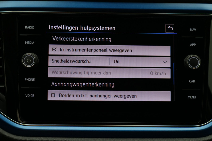 Volkswagen T-Roc 1.5 TSI Sport Virtual Cockpit, Cruise, Apple Carplay, Verwarmde Stoelen, Trekhaak, 17''