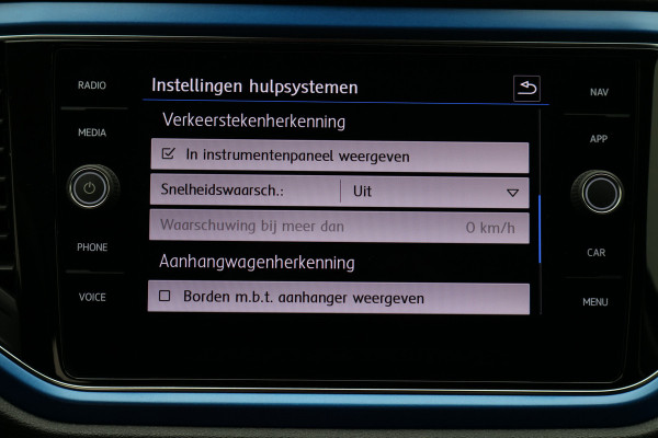 Volkswagen T-Roc 1.5 TSI Sport Virtual Cockpit, Cruise, Apple Carplay, Verwarmde Stoelen, Trekhaak, 17''