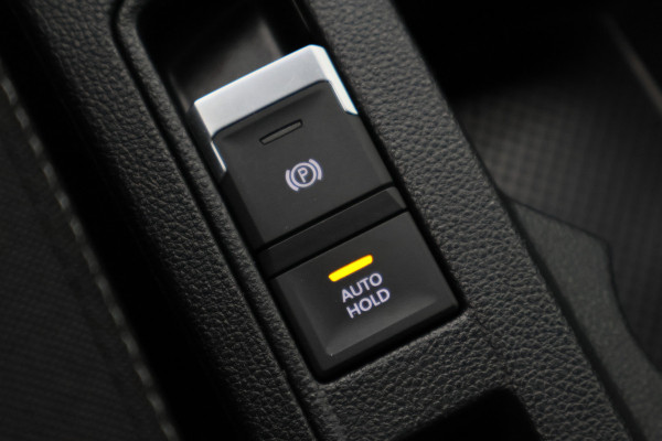 Volkswagen T-Roc 1.5 TSI Sport Virtual Cockpit, Cruise, Apple Carplay, Verwarmde Stoelen, Trekhaak, 17''