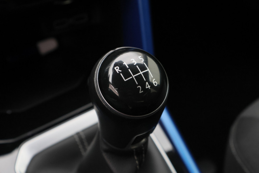 Volkswagen T-Roc 1.5 TSI Sport Virtual Cockpit, Cruise, Apple Carplay, Verwarmde Stoelen, Trekhaak, 17''