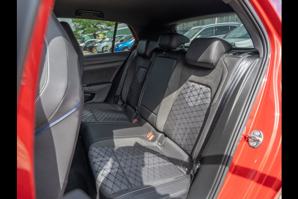 Volkswagen Golf 1.5 eTSI 150PK DSG R-Line Edition | Black Pack | Head-Up | Camera | BTW