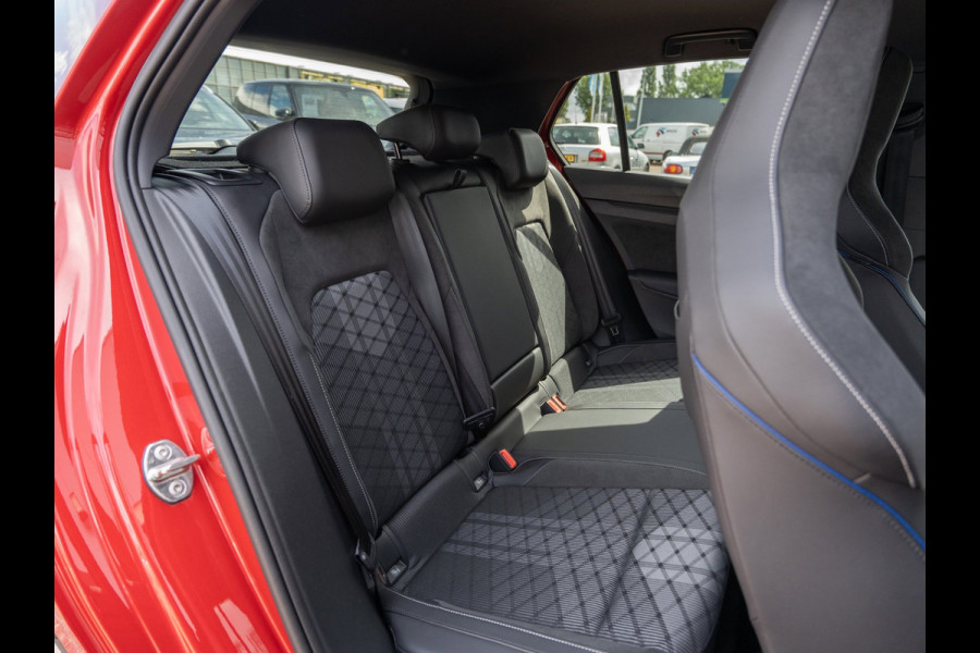 Volkswagen Golf 1.5 eTSI 150PK DSG R-Line Edition | Black Pack | Head-Up | Camera | BTW