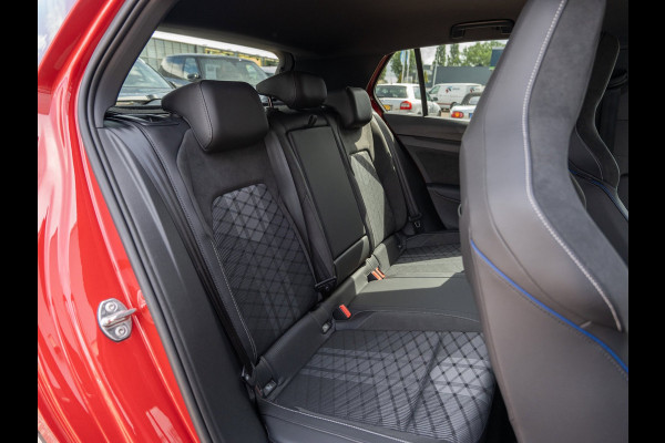 Volkswagen Golf 1.5 eTSI 150PK DSG R-Line Edition | Black Pack | Head-Up | Camera | BTW
