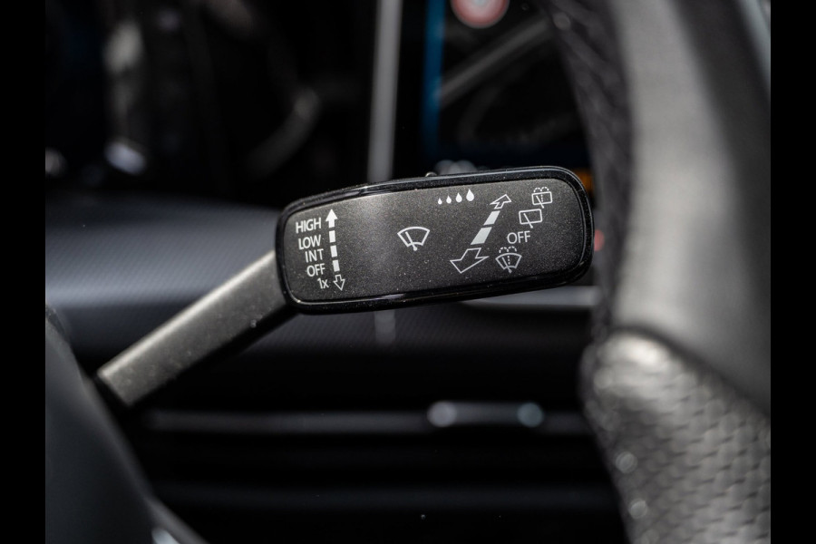 Volkswagen Golf 1.5 eTSI 150PK DSG R-Line Edition | Black Pack | Head-Up | Camera | BTW