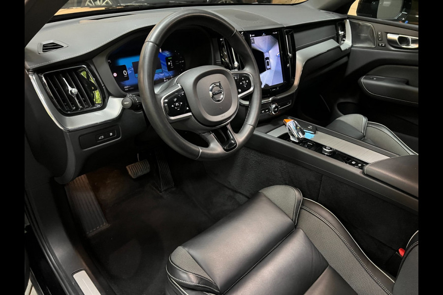 Volvo XC60 2.0 T8 AWD R-DESIGN BLACK-LINE BJ2023 455PK SOH-TEST LUCHTVERING/ PANO/LEDER/H&K/H-UP/360CAM