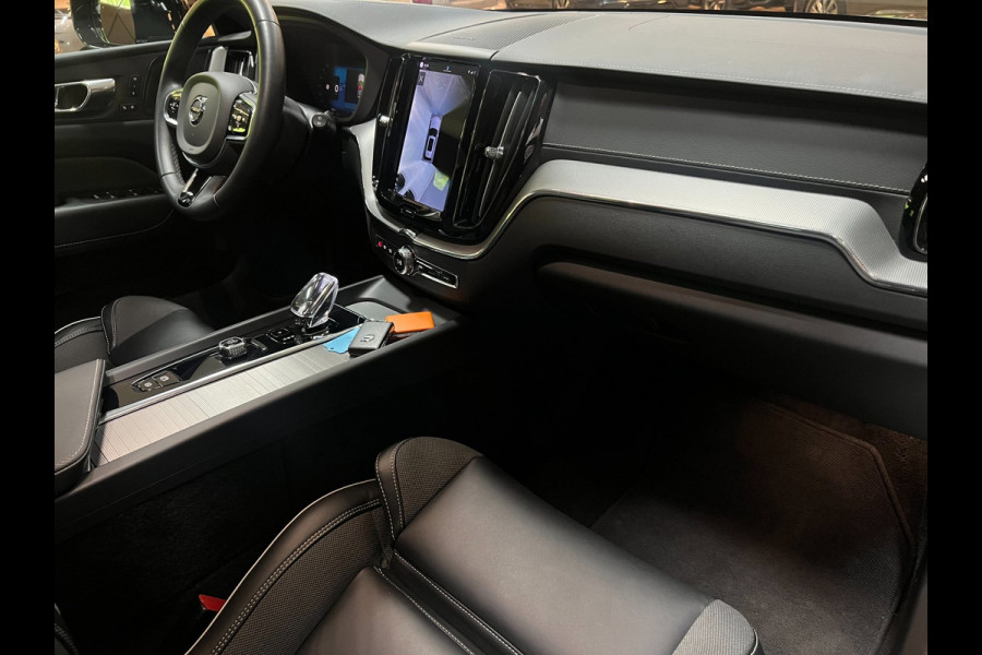 Volvo XC60 2.0 T8 AWD R-DESIGN BLACK-LINE BJ2023 455PK SOH-TEST LUCHTVERING/ PANO/LEDER/H&K/H-UP/360CAM