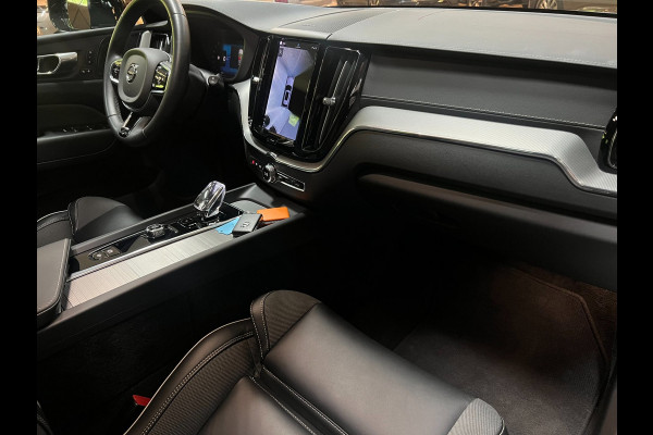 Volvo XC60 2.0 T8 AWD R-DESIGN BLACK-LINE BJ2023 455PK SOH-TEST LUCHTVERING/ PANO/LEDER/H&K/H-UP/360CAM