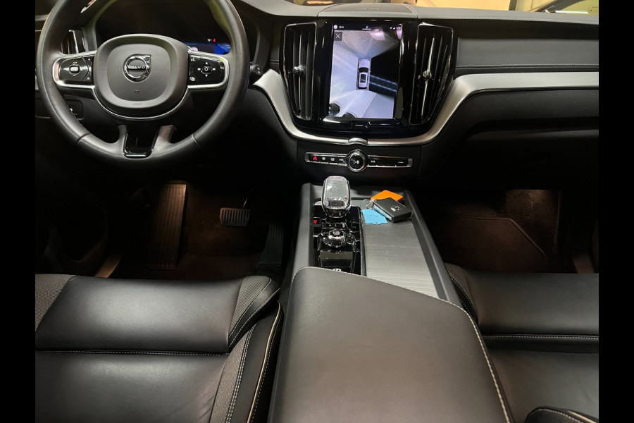 Volvo XC60 2.0 T8 AWD R-DESIGN BLACK-LINE BJ2023 455PK SOH-TEST LUCHTVERING/ PANO/LEDER/H&K/H-UP/360CAM