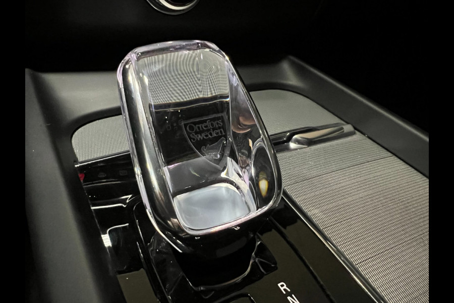 Volvo XC60 2.0 T8 AWD R-DESIGN BLACK-LINE BJ2023 455PK SOH-TEST LUCHTVERING/ PANO/LEDER/H&K/H-UP/360CAM