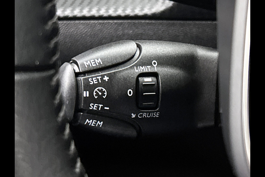 Peugeot 2008 1.5 HDi Allure / Trekhaak / Pdc.+Camera / Distributie bij 117Dkm.vervangen / Airco-ecc./ Navigatie / 1/2 Leder / / Apk nieuw