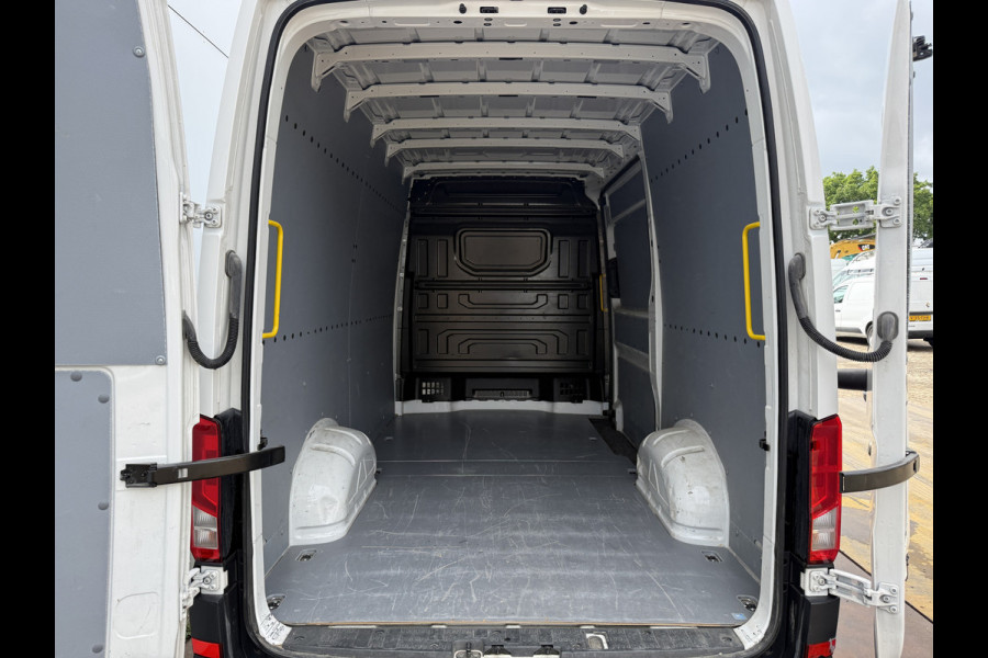 Volkswagen Crafter 2.0 TDI 140PK Nieuw Model! L3H3 Camera Climate control Carplay Parkeersensoren v+a