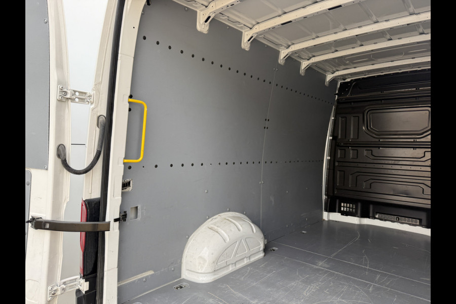 Volkswagen Crafter 2.0 TDI 140PK Nieuw Model! L3H3 Camera Climate control Carplay Parkeersensoren v+a