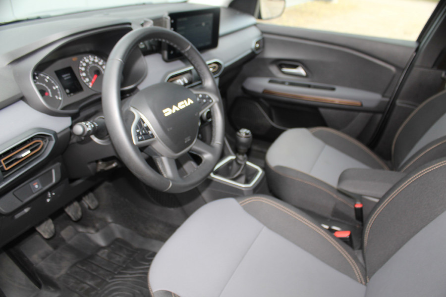 Dacia Jogger 1.0-110pk TCe 110 Extreme+ 7-zitter ! Zeer nette en erg praktische Dacia ! Autm. airco, metallic lak, stoelverwarming, LM wielen+all season banden, cruise control, pdc v+a, dodehoek assistent, camera, navigatie, telefoonvoorb.,  etc.