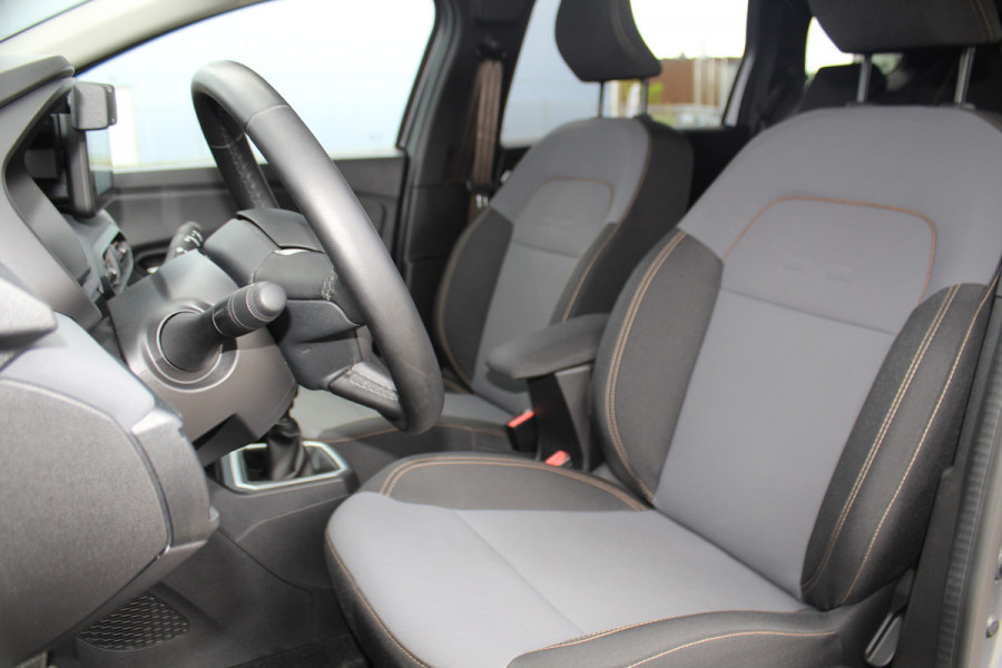 Dacia Jogger 1.0-110pk TCe 110 Extreme+ 7-zitter ! Zeer nette en erg praktische Dacia ! Autm. airco, metallic lak, stoelverwarming, LM wielen+all season banden, cruise control, pdc v+a, dodehoek assistent, camera, navigatie, telefoonvoorb.,  etc.