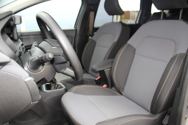 Dacia Jogger 1.0-110pk TCe 110 Extreme+ 7-zitter ! Zeer nette en erg praktische Dacia ! Autm. airco, metallic lak, stoelverwarming, LM wielen+all season banden, cruise control, pdc v+a, dodehoek assistent, camera, navigatie, telefoonvoorb.,  etc.